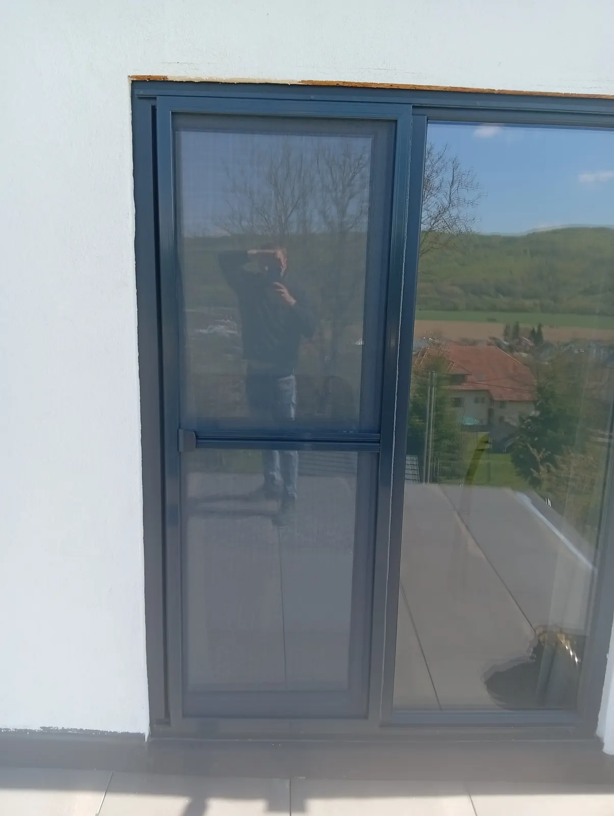 Dverová sieťka proti hmyzu v tmavom ráme