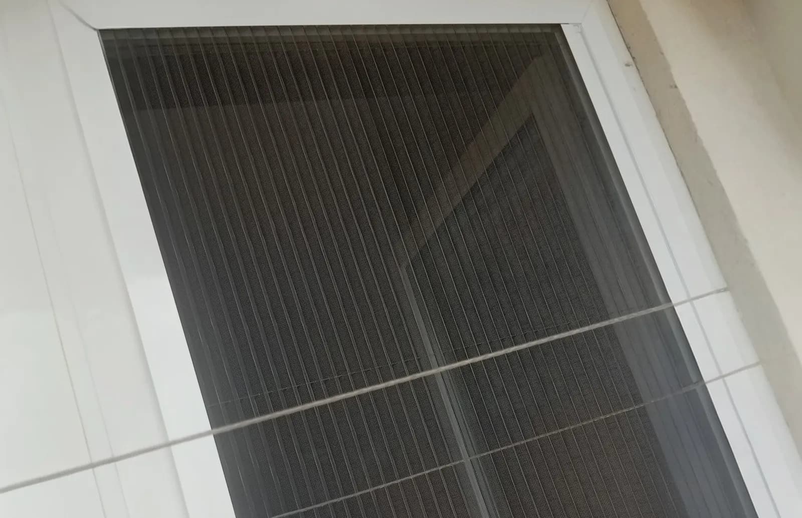 Detail plissé sieťky proti hmyzu